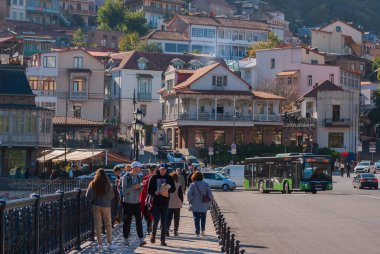 Gürcistan, Tiflis - 30 Ekim 2022: Kalabalık kalabalık şehir caddesinde yürüyor.