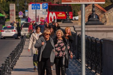 Gürcistan, Tiflis - 30 Ekim 2022: Kalabalık kalabalık şehir caddesinde yürüyor.