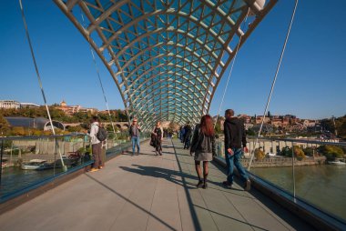 Gürcistan, Tiflis - 30 Ekim 2022: Tiflis, Gürcistan 'daki Kura Nehri üzerindeki Barış Köprüsü.