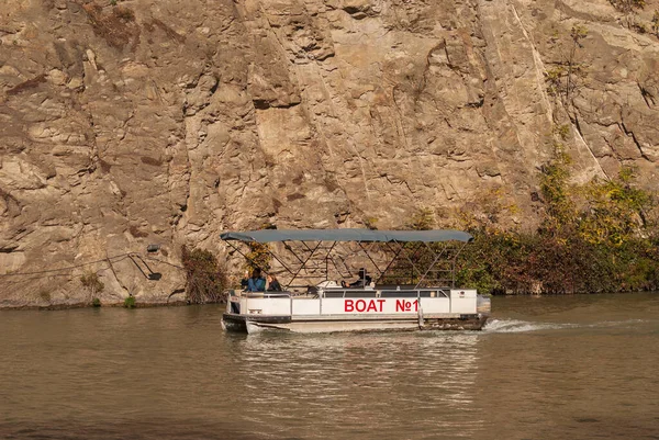 Gruzja Tbilisi Października 2022 Turyści Pływają Statkiem Wycieczkowym Wzdłuż Rzeki — Zdjęcie stockowe