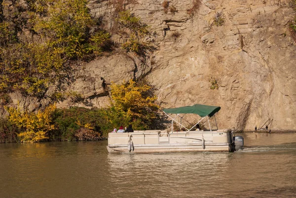 Gruzja Tbilisi Października 2022 Turyści Pływają Statkiem Wycieczkowym Wzdłuż Rzeki — Zdjęcie stockowe