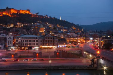 Gürcistan, Tiflis - 10 Aralık 2022: Eski şehrin panoramik manzarası.
