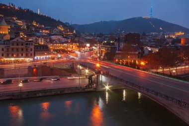 Gürcistan, Tiflis - 10 Aralık 2022: Eski şehrin panoramik manzarası.
