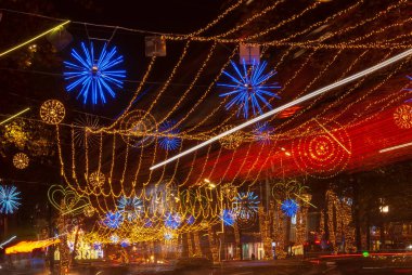 Gürcistan, Tiflis - 10 Aralık 2022: Tiflis 'in tarihi merkezinde Noel ve Yeni Yıl Aydınlanmaları.