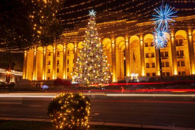Georgia Parlamentosu 'nun önündeki Noel ağacı. Yeni Yıl.