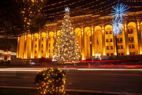 Georgia Parlamentosu 'nun önündeki Noel ağacı. Yeni Yıl.