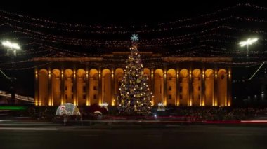 Georgia Parlamentosu önünde yılbaşı ağacının zaman aşımı. Yeni Yıl