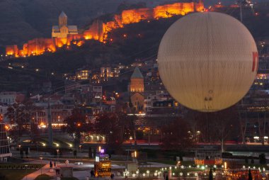 Tiflis 'in tarihi bölgesinde balkonlu evler. Güzel Eski bir kasaba Geceleyin.
