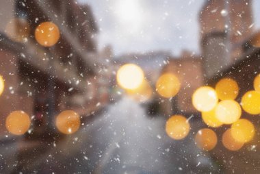 Tiflis şehrinin güzel kış arkaplanı bulanık. Yağan kar ve bokeh ışıklarıyla..