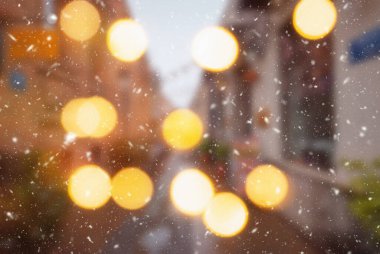 Tiflis şehrinin güzel kış arkaplanı bulanık. Yağan kar ve bokeh ışıklarıyla..