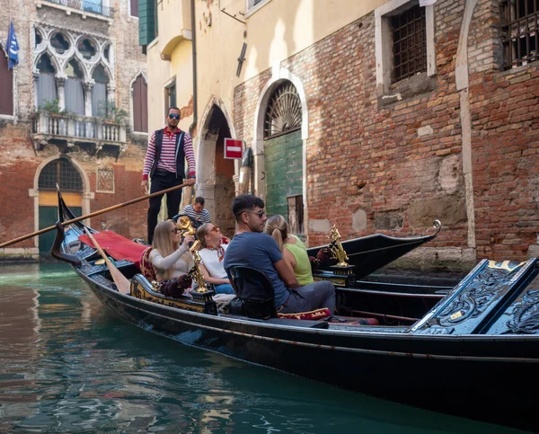 October 2022 Venice Italy Group Tourists Taking Gondola Ride Venice — Foto de Stock