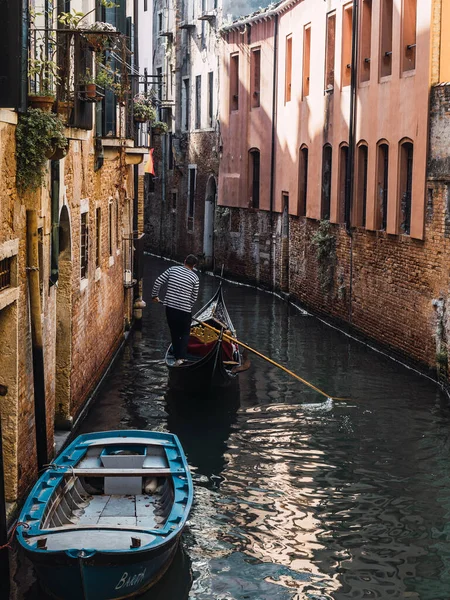 October 2022 Venice Italy Gondolier Rowing Gondola Canal Venice Tourism — Foto de Stock