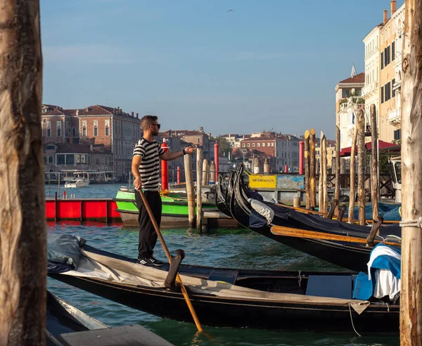 October 2022 Venice Italy Gondolier Holding Oar Standing Gondola Tourism — Foto de Stock