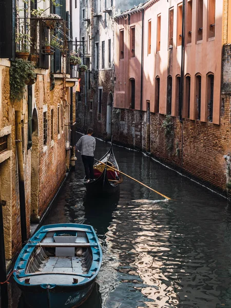 Gondolero Remando Una Góndola Través Canal Venecia Concepto Turismo Transporte Imagen de archivo