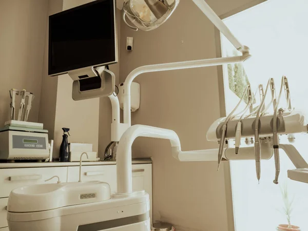 Dişçi kliniği. Mutfak aletleri ve aletleriyle çalışan koltuk.