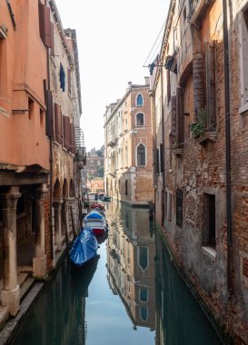 İtalya, Venedik 'te su kanalları daralıyor. Turizm konsepti.