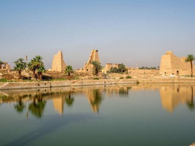 Mısır, Luxor 'daki Karabak Tapınağı' nın kutsal gölü. Turizm ve tarih kavramı.
