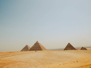 Mısır, Kahire 'deki Büyük Giza Piramitleri manzarası. Turizm ve tarih kavramı.