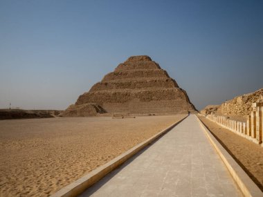 Mısır 'daki Djoser Piramidinin manzarası. Tarih, kültür ve turizm kavramı.