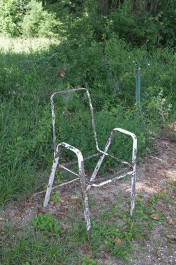 ein rostiger vergessener Gartenstuhl!