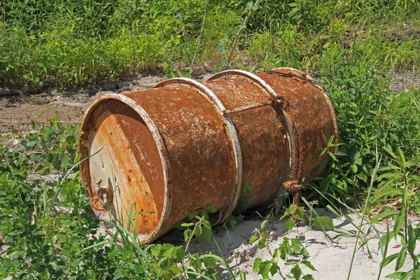 Ein Rostiger Fass Gras — Stockfoto