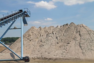 ein Frderband zur Sandgewinnung