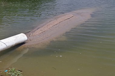 Wasserrohr und Schwemmsand Ben Baggersee