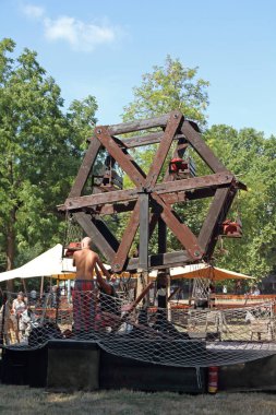 Ortaçağ çocuk atlıkarıncalarının yeniden inşası.