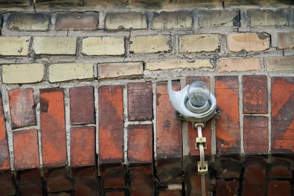 屋外の古いレンガの壁の破壊された壁ランプ — ストック写真