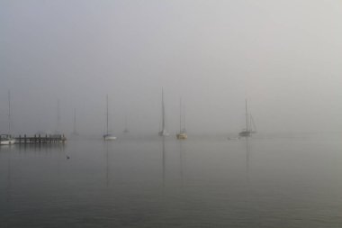 Sabah sisinde Ammersee Gölü 'nde yelkenli tekneler.