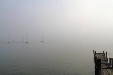 Sabah sisinde Ammersee Gölü 'nde yelkenli tekneler.