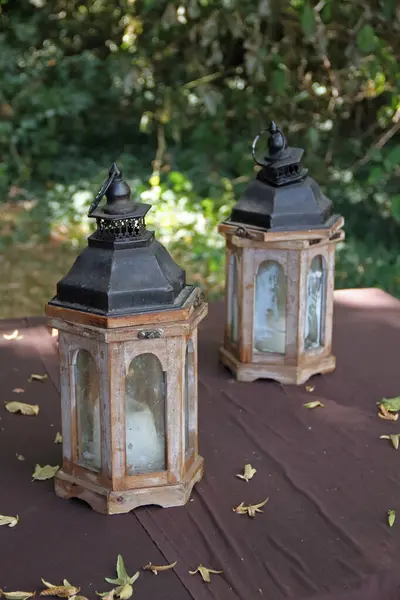 Duas Antigas Lanternas Retro Históricas Uma Mesa Madeira Fotos De Bancos De Imagens