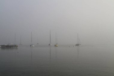 Sabah sisinde Ammersee Gölü 'nde yelkenli tekneler.