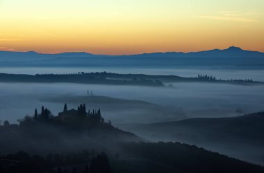 Alba tra le colline