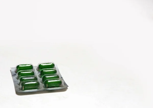 Embalagens Pílulas Verdes Isoladas Fundo Branco — Fotografia de Stock