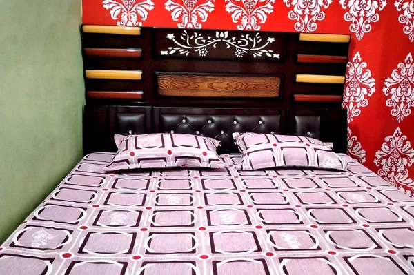 Yatak Odasında Tahta Yatak Yastık Rahat Yatak Çarşafları Olan Çok — Stok fotoğraf