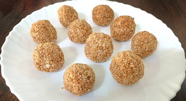 Hint beyaz susam tohumları tatlı ya da tilgul laddu, jaggery ve susam tohumlarından oluşur, el yapımı, yuvarlak, Hint tatlısı Makar Sankranti festivali