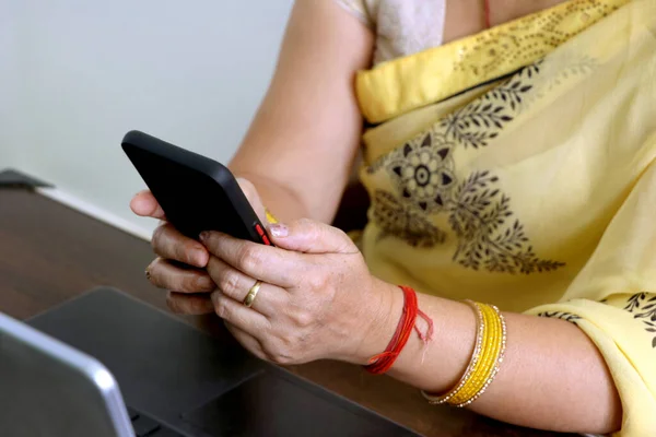Hand Oigenkännlig Kvinna Indiska Outfit Saree Med Hjälp Smartphone Samtidigt — Stockfoto