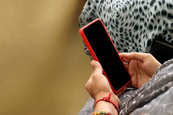 Hand Indisk Kvinna Som Använder Mobiltelefon — Stockfoto