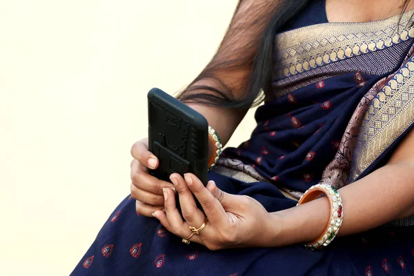 Une Main Femme Indienne Utilisant Téléphone Portable — Photo