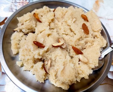 Sade Semolina / Suji Halwa aynı zamanda Tatlı Rava Sheera ya da Shira olarak da bilinir. Kuru meyvelerle süslenmiş Hint festivali. Tabakta ya da kasede servis edilir, seçici odaklanma