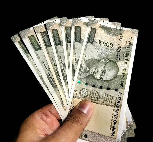 Руки Тримає Ятсот Індійських Рупій Notes Білому Тлі — стокове фото