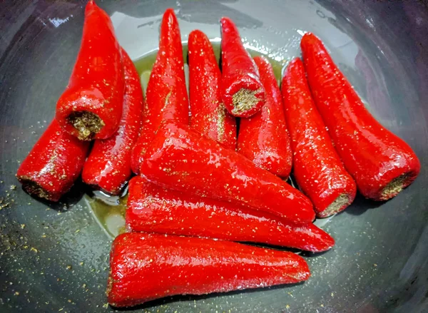 Индийский Самодельный Фаршированный Red Chilli Pickle Известен Mirchi Achar Loncha — стоковое фото