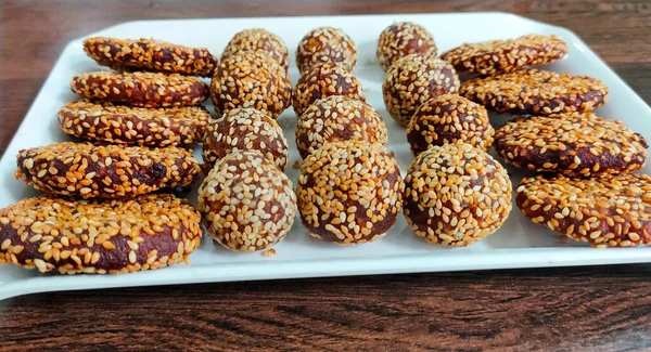 Anarsa: Maharashtra ve Bihar 'daki Diwali gibi bayram sezonunda yapılan otantik bir tatlı. Hindistan ve Pakistan 'ın Müslüman topluluklarında popüler bir atıştırmalıktır.