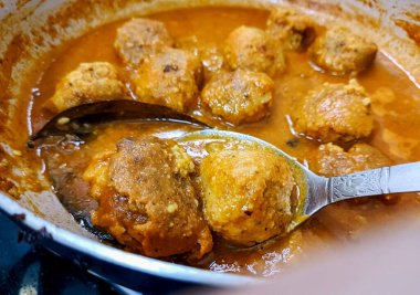 Tavada kızartılmış koftalar, Hint vejetaryen yemeği Malai Kofta patates püresi ve paneer ile doldurulmuş mısır topları tarafından hazırlanıyor.