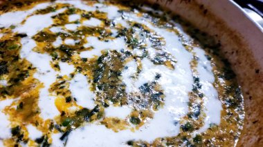 Methi Malai Matar, popüler Hint vejetaryen ana yemeği Roti veya Chapati ile birlikte Karahi 'de servis edilir.