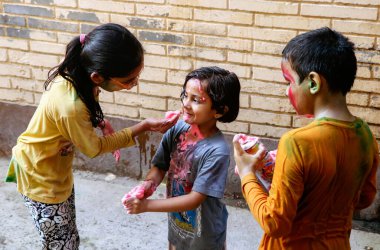 Mart 20222, Hisar, Haryana: Holi festivalinde Hintli çocuklar Holi 'yi renklerle ve pichkari ile kutluyor