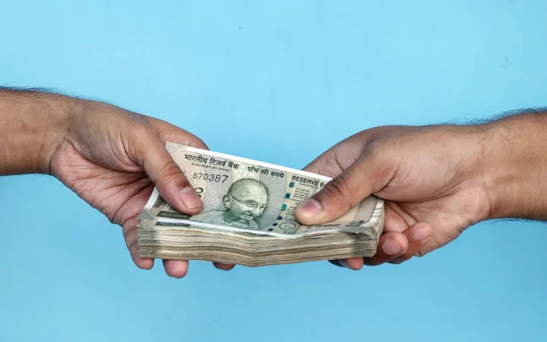 Офіційний Веб Сайт Man Hand Giving Indian 500 Rupee Bank — стокове фото