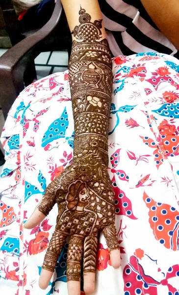 Картина Нарисованная Руке Индийской Невесты Травяной Кайной Влажном Состоянии — стоковое фото