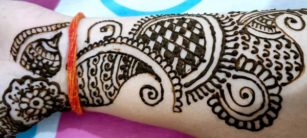Krásná Kresba Ruce Indické Nevěsty Bylinnou Heenou Vlhkém Stavu — Stock fotografie